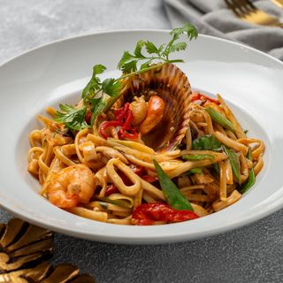 Mixtura de Mariscos al wok con linguini en salsa parihuela