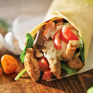 Piadina con petto di pollo, insalatina, maionese, ketchup