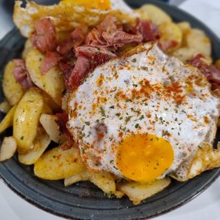 1. Huevos Rotos Jamón