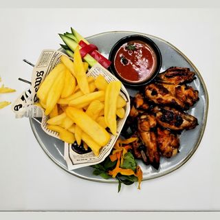 Aripioare picante cu cartofi prăjiți
