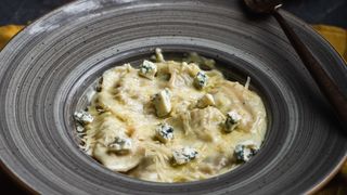 პელმენი ყველის სოუსით