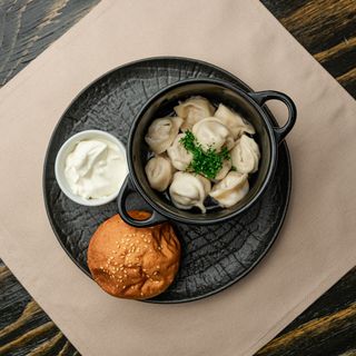 Пельмени из мраморной говядины со сметаной