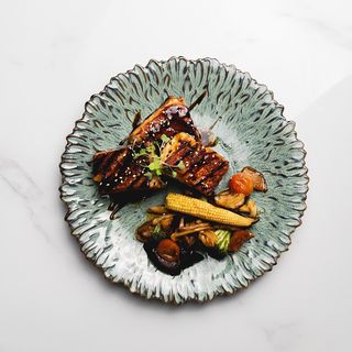 60. Salmón teppayaki 