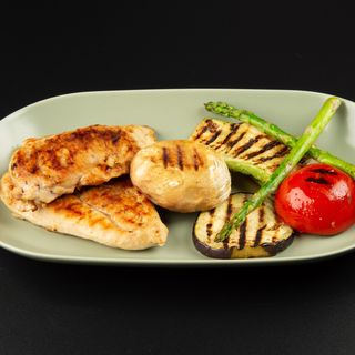 Piept de pui la gratar cu garnitura la alegere