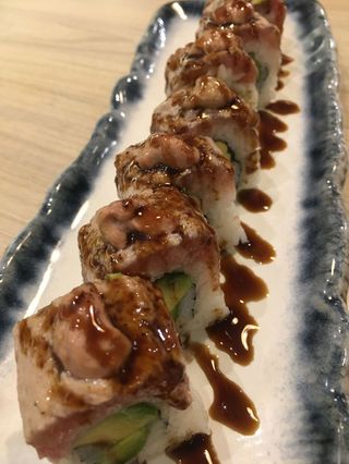 81. Uramaki tataki roll (8 piezas)