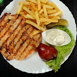 Meniu piept pui grill cu garnitură de cartofi prajiti și salată 450g