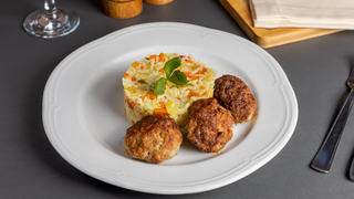 Chiftele si orez cu legume