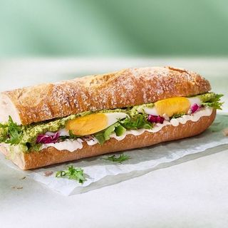 Bagietka firmowa – Zielona Bogini + jajko sadzone