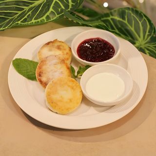 Сырники со сметаной и джемом