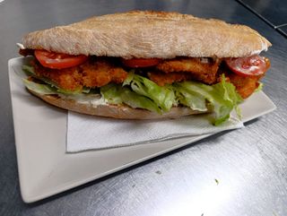 Bocadillo vegetal de pollo rebozado