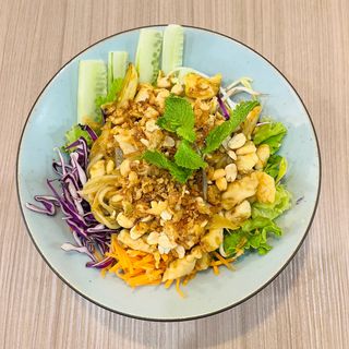 B3 Bún con pollo e insalata