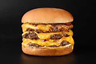 Потрійний чизбургер з яловичиною