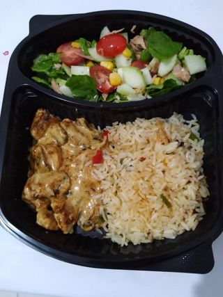 Émincé De Poulet Servi Avec Riz Et Salade Marocaine 