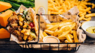 Bułka "Sir Frytalot", frytki 200g, sos, lemoniada