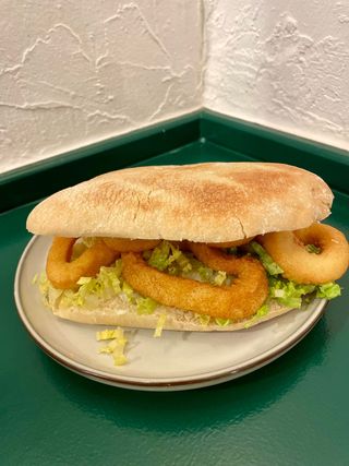 Mollete de calamares con alioli (1 ud.)