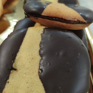 Condes rellenos de mermelada de fresa