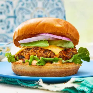 Veggie Burger servit cartofi prăjiți și sos de maioneza hey