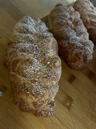 Croissant z bananem i czekoladą