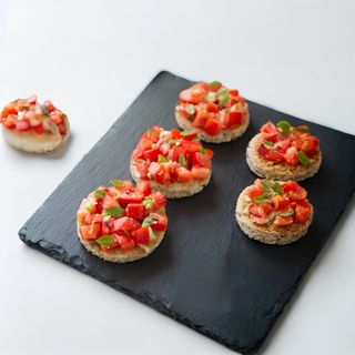 Bruschete cu rosii si usturoi
