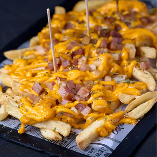 Patatas Fritas Con Bacon y Queso Gratinado