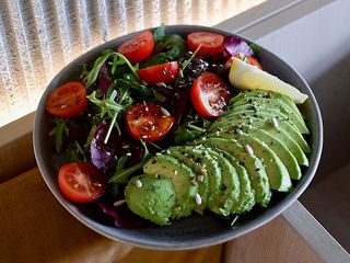 Салат з авокадо та черрі (90g)