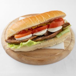 Panino con salsiccia, mozzarella, pomodoro e lattuga