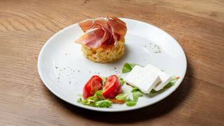 Kremasta kajgana sa njeguškom pršutom