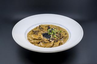 ravioli di tartufo con salsa di funghi porcini e perle di tartufo nero