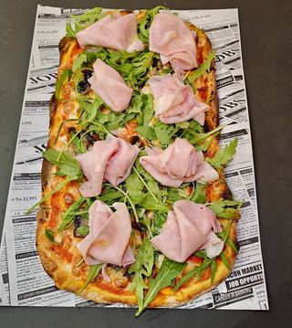 Pinsa Cotto Y Funghi