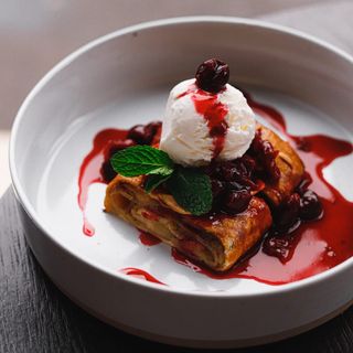 Яблочный штрудель с мороженым