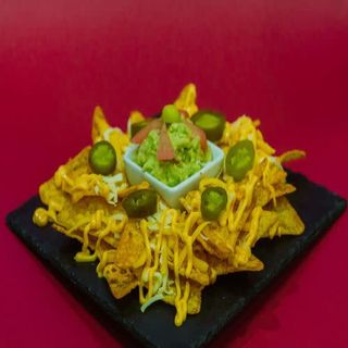 Tapa De Nachos Con Guacamole Y Salsa Queso