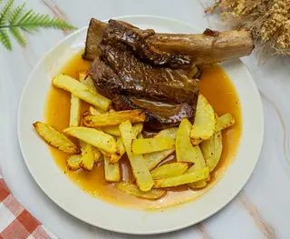 Costilla De Ternera Estofada Con Patatas Fritas