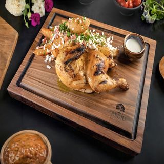 Aripioare BBQ, cartofi rondele, mix salată