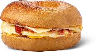 Bagel sa slaninom, jajima i sirom