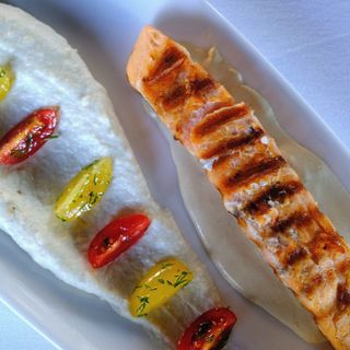 ნორვეგიული ორაგულის სტეიკი ყვავილოვანი კომბოსტოს პიურეთი