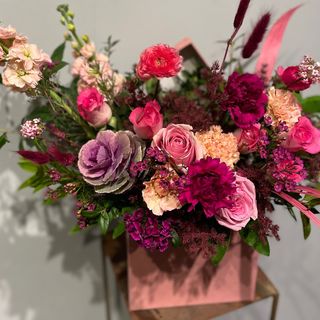Cappelliera con fiori misti rosa e bianchi