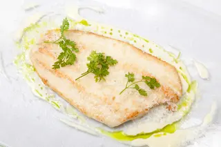 Filetto di orata al forno con patate rustiche e limone