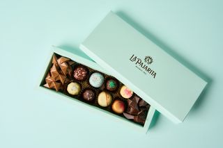 Caja Joya Verde Formato Pequeña De Chocolates Surtidos