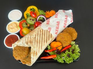Falafel rollo z humusem