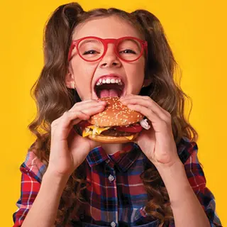 Mini burger z wołowiną, mini frytki z ketchupem, soczek, zabawka 