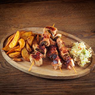 3 pileća ražnjića sa pomfritom i coleslaw salatom