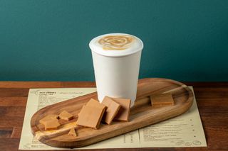 ცხელი ლატე  კარამელით