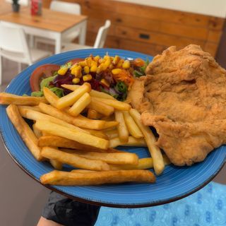 Plato combinado de pechuga de pollo empanada