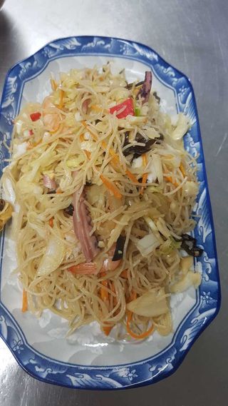 Spaghete de orez cu fructe de mare 
