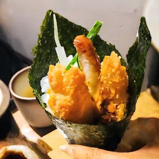 70. Temaki De Tempura De Langostino Con Salsa De Sésamo