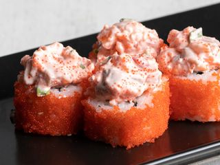 TOMYAM Z ŁOSOSIEM I KREWETKAMI 8 szt. 300g