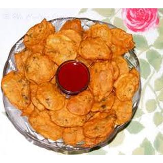Sliced bhajia with salsa