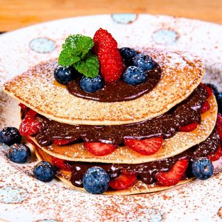 Panqueca de Chocolate Negro e Morangos e Mirtilos