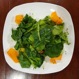 Брокколи со шпинатом и дрессингом из диженской горчицы и меда