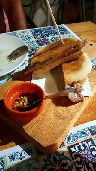 Prego do Lombo em Bolo de Caco